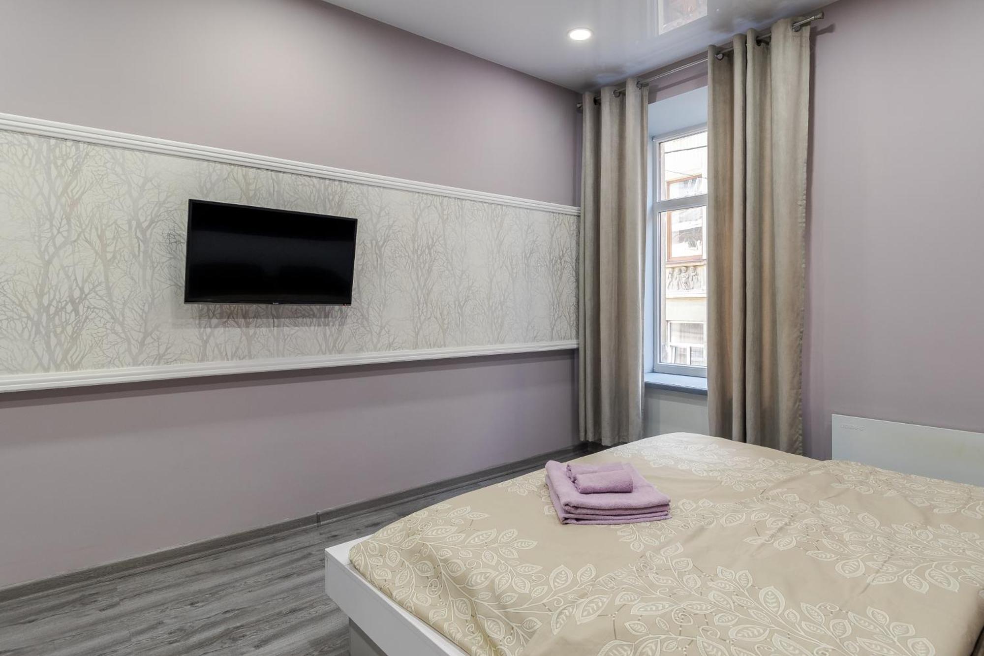 Romantic Panorama Krakivska Street Apartment *